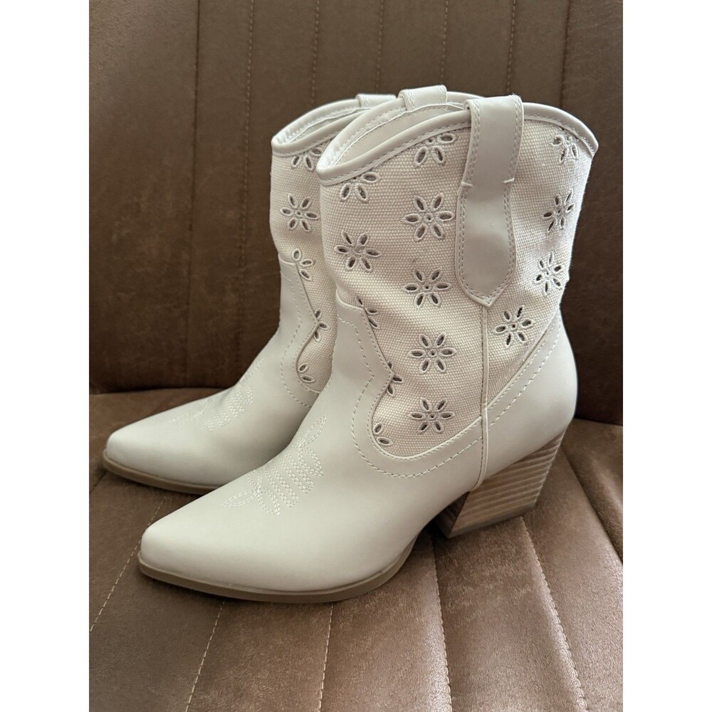 Dolce Vita Nashe Women's Boots Oatmeal Floral Eyelet Size 6.5